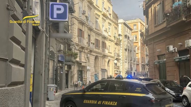 Napoli, denunciati 39 parcheggiatori abusivi e titolari di autorimesse