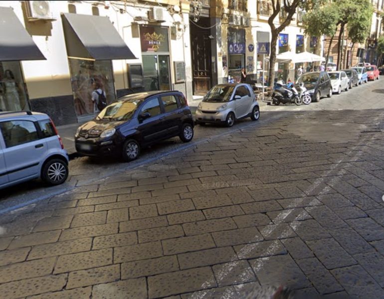 Napoli, scippa una turista sul Corso Garibaldi e fugge con la collana d’oro: arrestato 19enne