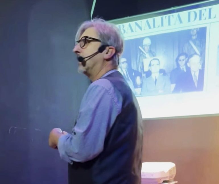 Dino De Angelis a Castellammare con il suo spettacolo “La banalità del male”. Un viaggio nella memoria e nella giustizia