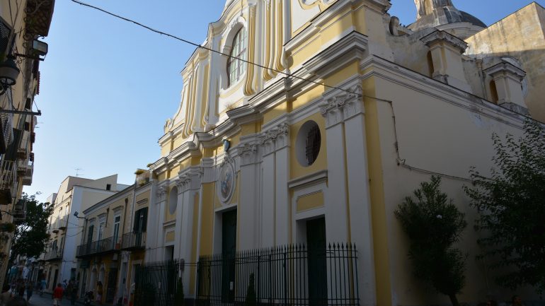 Ischia, lascia il marito per il sacerdote: il vescovo lo sospende
