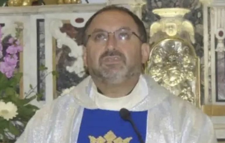 Prete innamorato a Ischia: “È stato un dono di Dio. Non ritorno a fare il prete”.
