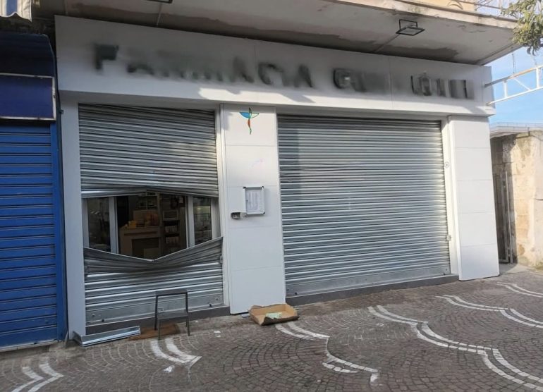 Arzano, caccia ai ladri della farmacia Centrale inaugurata da qualche settimana