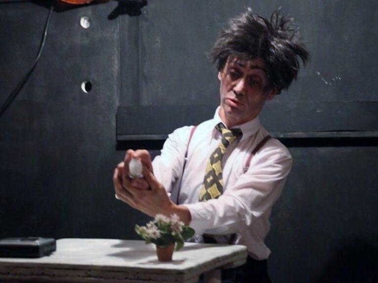 Mutaverso Teatro esplora l’universalità dell’uomo comune con “Con tanto amore, Mario”