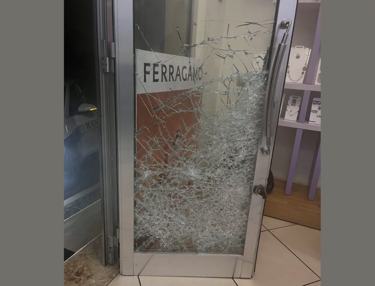Marcianise, 8 furti in tre mesi alla profumeria, i titolari: “Siamo stanchi di vivere nella paura”