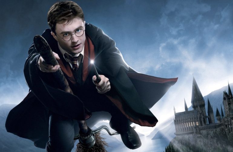 Caserta, crede di essere Harry Potter e semina il panico in strada