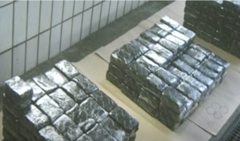 Salerno, droga, armi e 530mila euro in contanti in un garage