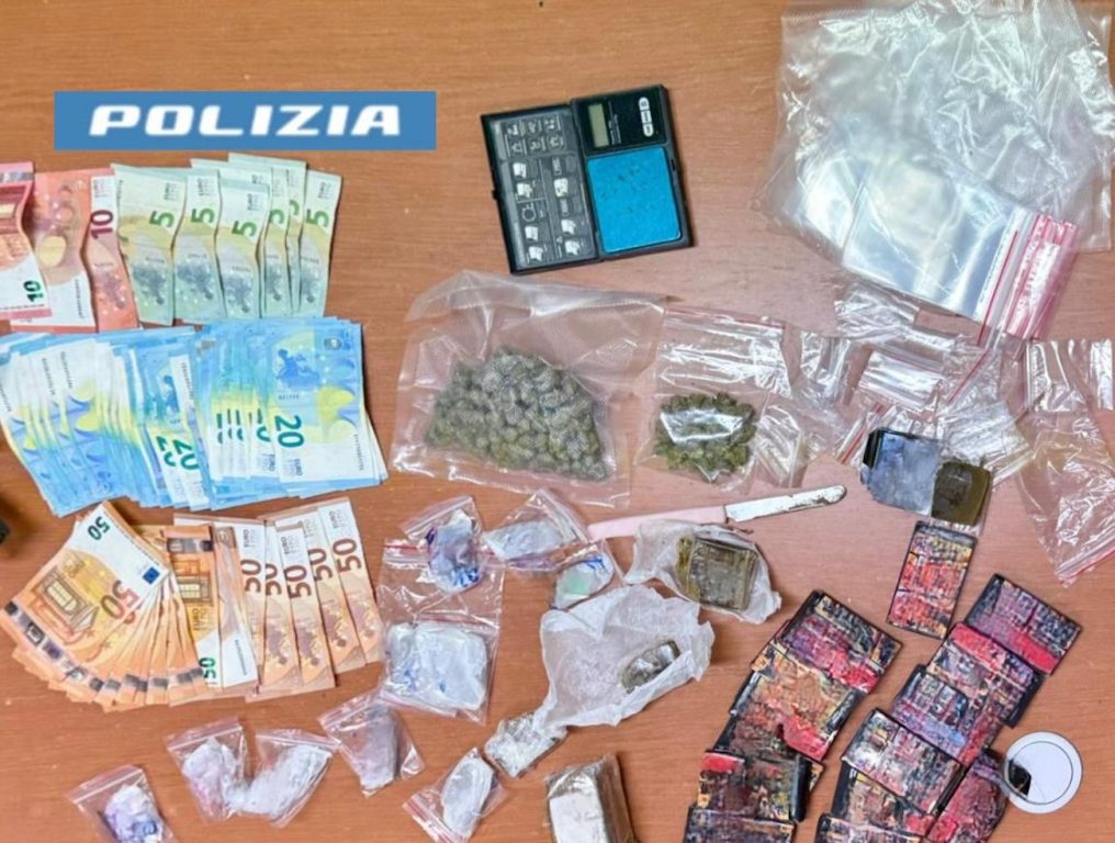 Scampia, un chilo di stupefacenti in casa: arrestati mamma e figlio