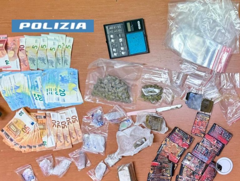 Scampia, un chilo di stupefacenti in casa: arrestati mamma e figlio