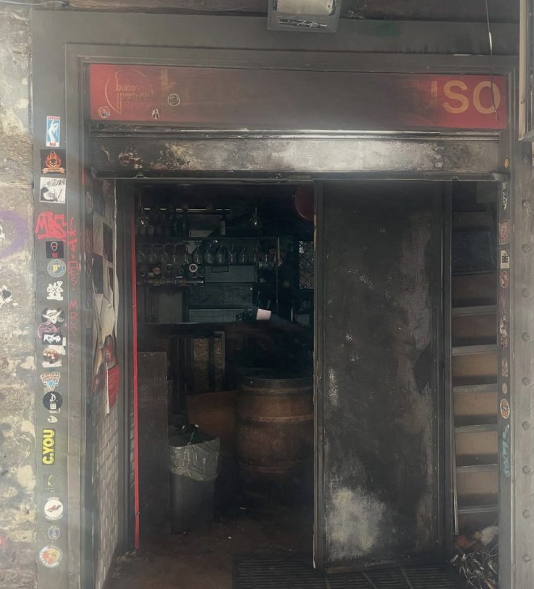 Napoli, incendio doloso distrugge Buco Pertuso: locale simbolo della movida