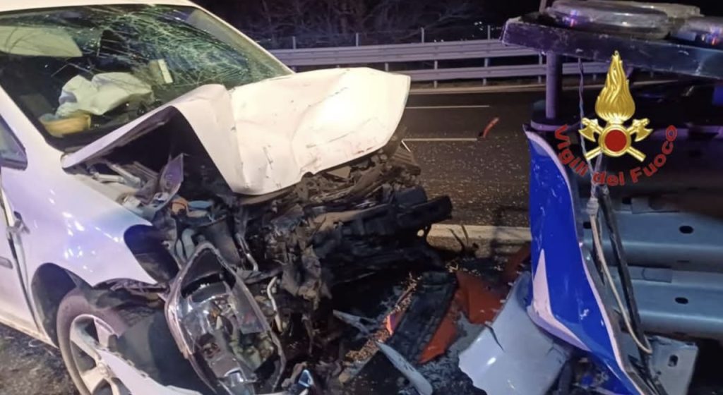 Incidente sull’A30: sacerdote in auto travolge segnaletica e si schianta contro il paracarro