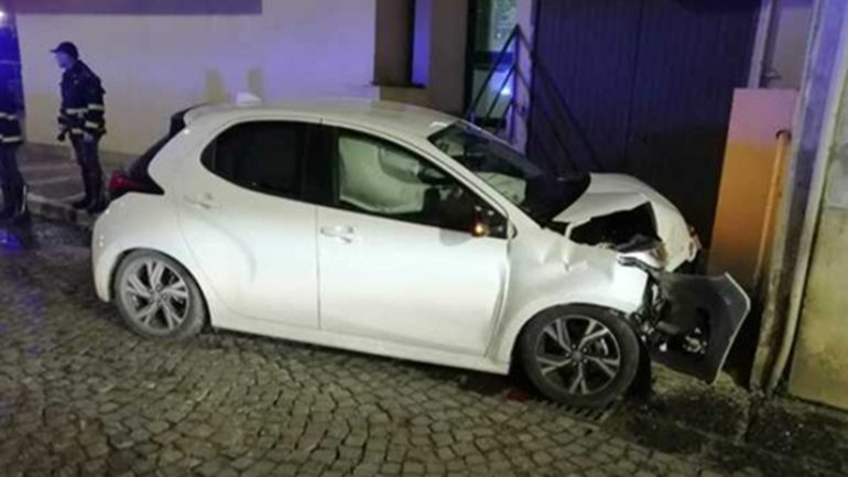 Truffano anziana a Frosinone e si schiantano durante la fuga