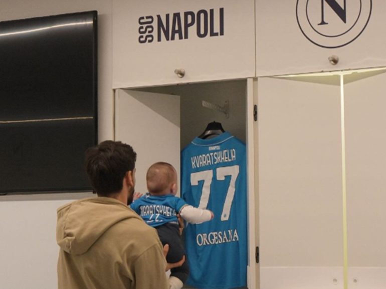 Kvaratskhelia dice addio al Napoli: “Porterò sempre con me questa città e il vostro amore. Un giorno vi racconterò tutto”