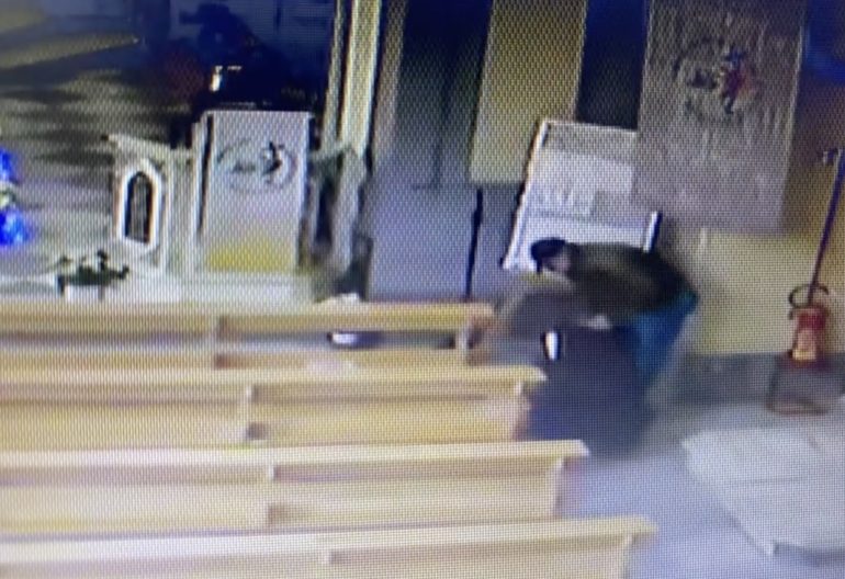 Ladro ruba la cassetta delle offerte in chiesa ma prima si fa il segno della croce