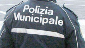 Pozzuoli, rifiuti abbandonati nel mercato alimentare: denunciato un uomo