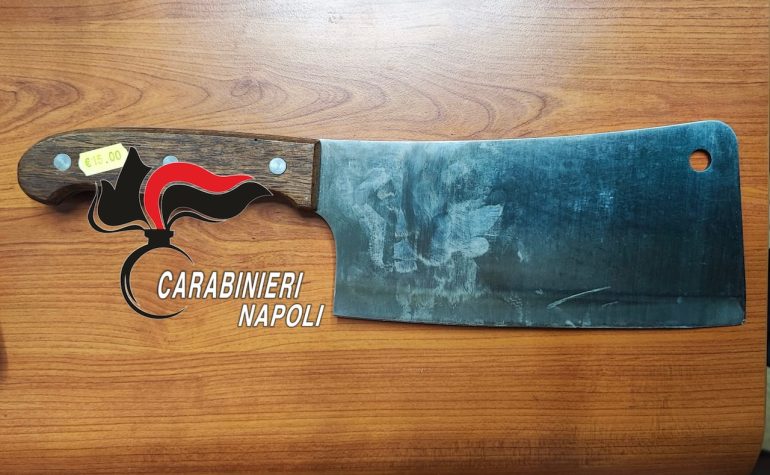 Napoli, follia a Chiaiano: con una mannaia da macellaio semina il panico come un vendicatore solitario