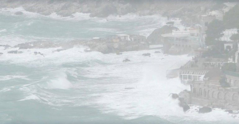 Capri isolata dalla tempesta di mare: stop ad arrivi e partenze, bloccati anche i traghetti