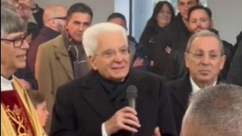 Il presidente Mattarella visita a sorpresa a Caivano: va a messa da don Patriciello