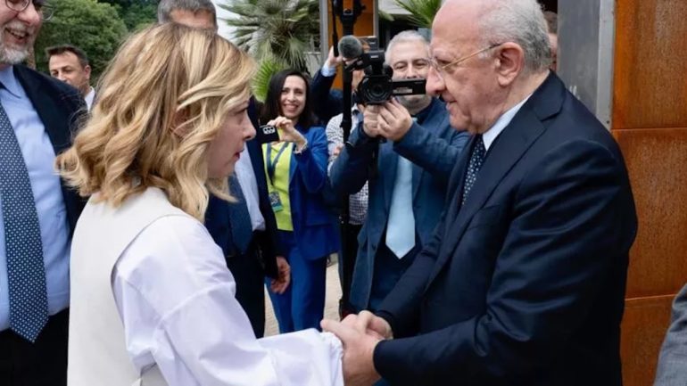 Meloni: “Impugniamo la legge sul terzo mandato in Campania”. E De Luca convoca la stampa