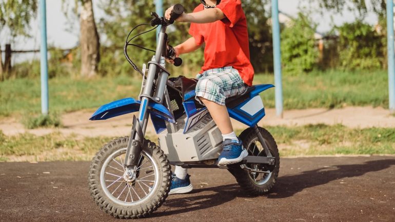 Napoli, bimbo di 9 anni in sella a una minimoto
