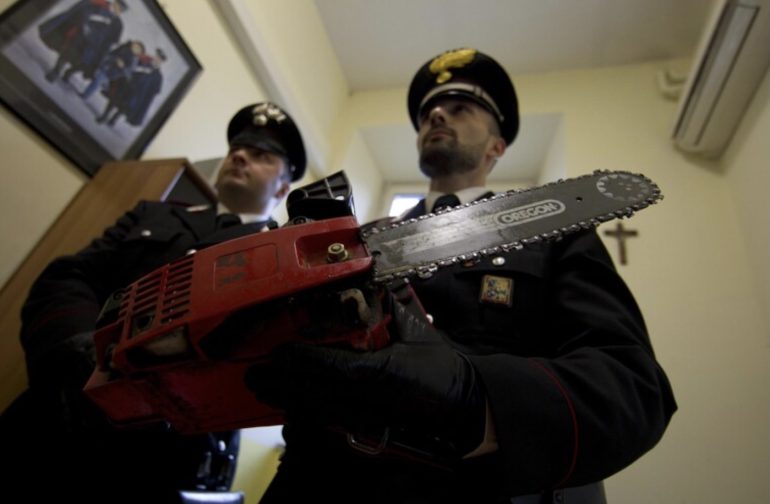 Eboli, irrompe con una motosega in pizzeria e terrorizza i clienti