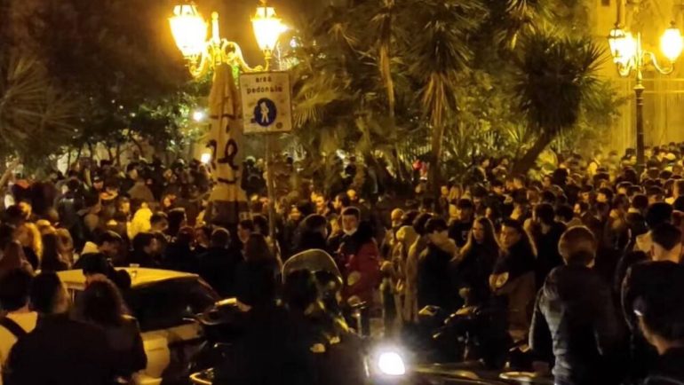 Napoli, nuove regole sulla movida: stop a musica e consumazioni all’aperto dopo mezzanotte