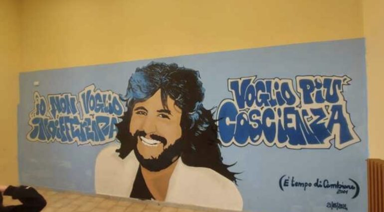 Napoli celebra Pino Daniele: inaugurato un murale nell’aula della sua scuola