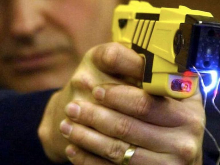 Napoli, al via la sperimentazione dei teaser per la Polizia Locale