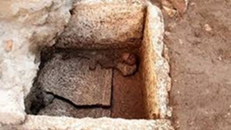 Scoperta necropoli del IV secolo a.C. a Padula: reperti per oltre 1 mln di euro, 4 denunce per danneggiamento