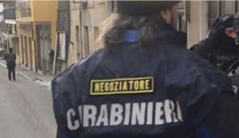 Napoli, litiga con la madre, si barrica in casa e minaccia di ucciderla: negoziatori lo convincono ad arrendersi
