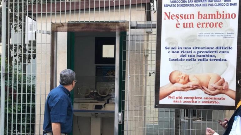 Tragedia a Bari: neonato trovato morto nella culla termica della chiesa