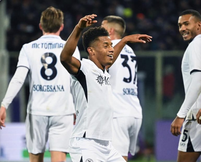 Neres scatenato: il Napoli passeggia a Firenze e fa tre gol