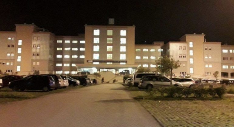 Accoltellato dopo una lite in strada: 51enne in prognosi riservata