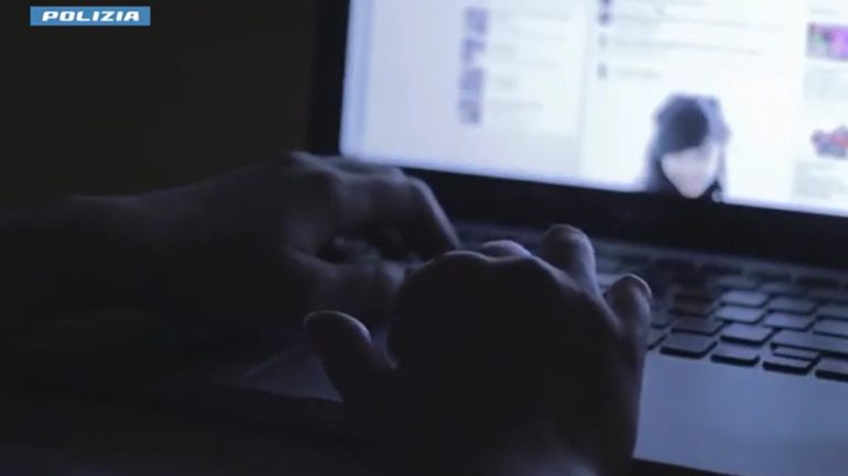 Pedopornografia, agenti infiltrati arrestano otto persone
