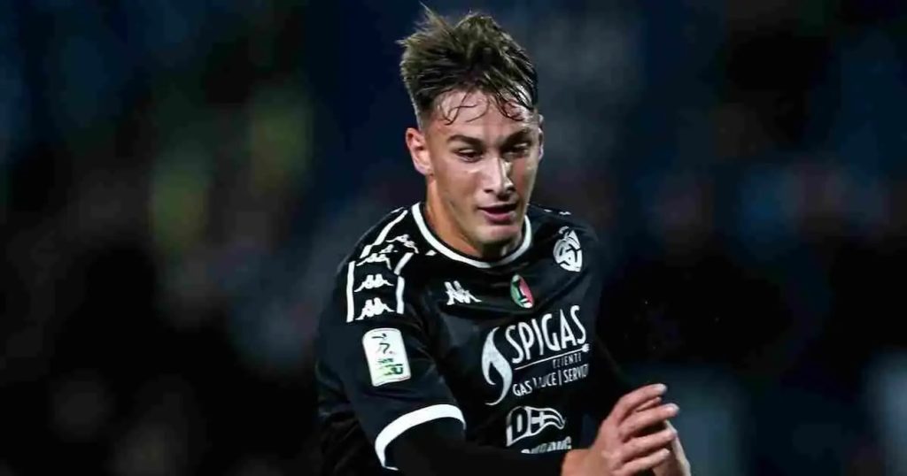 Francesco Pio Esposito prima chiede scusa ai tifosi dello Spezia e poi replica alle accuse da Castellammare