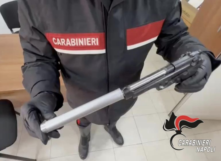 Cardito, rapinano negozio di telefonia: arrivano i carabinieri e li arrestano