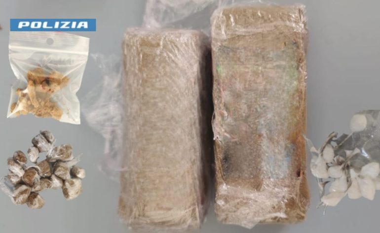 Passeggia con il cane a Ponticelli: arrestato con hashish e cocaina