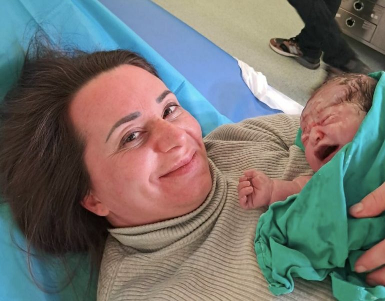 Ilaria è stata la prima bambina del 2025 ad essere nata a Napoli esattamente a mezzanotte.