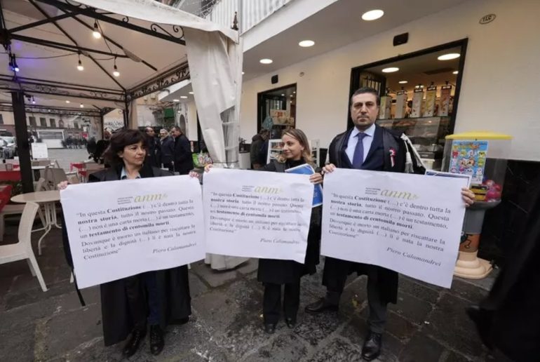Napoli, i magistrati protestano con la Costituzione in mano