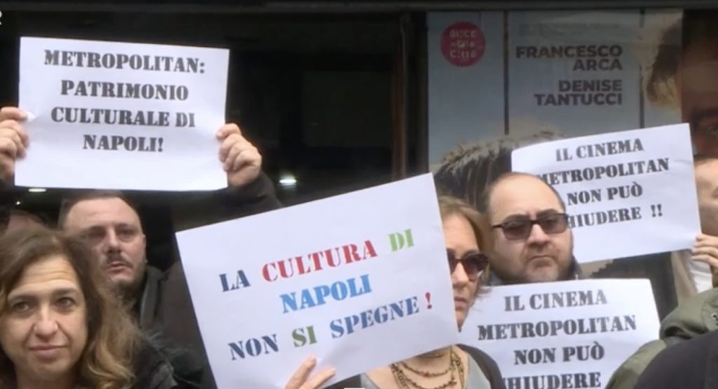 Napoli, studenti e artisti in piazza per salvare il cinema Metropolitan