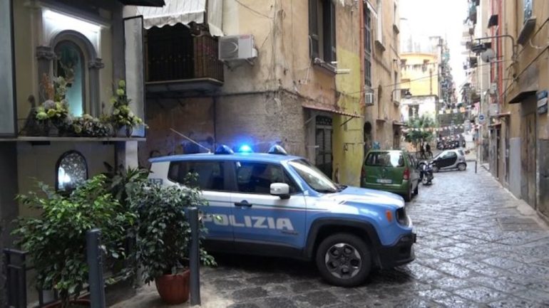 Quartieri Spagnoli, blitz della Polizia: due minori fermati con coltello e stupefacenti