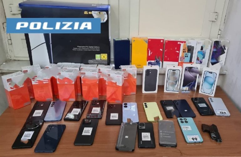 Napoli, due colpi in serie nei negozi di Fuorigrotta: arrestati 2 rapinatori