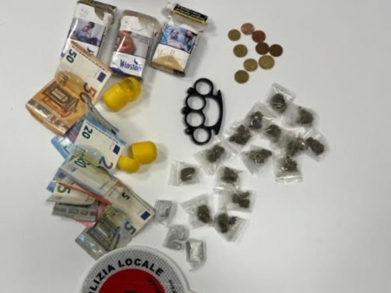 Rissa tra giovani a Pomigliano, Polizia sequestra stupefacenti e tirapugni. Denunciato un minorenne