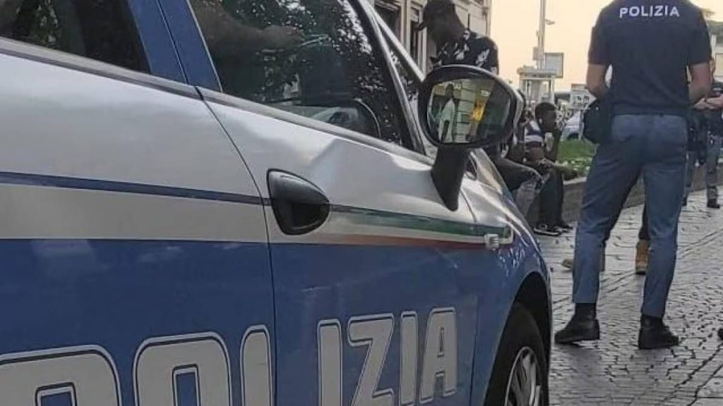 Napoli, minaccia con pistola i presunti aggressori del figlio: denunciato 