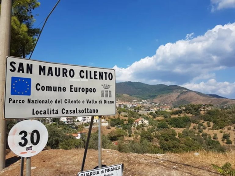 San Mauro Cilento, residenze turistiche a 30 metri dal mare: sequestrata area
