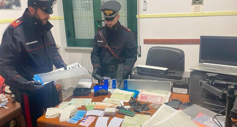 Cercola, 48enne arrestato per riciclaggio di auto rubate e possesso di pistola clandestina