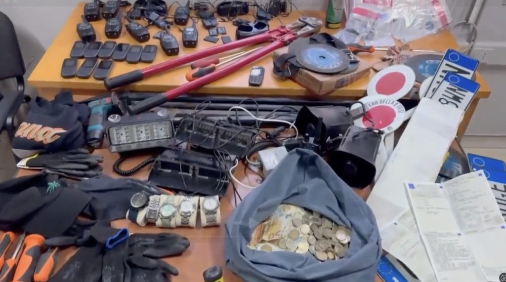 Blitz nel campo rom di Scampia: sequestrate armi, auto rubate, orologi