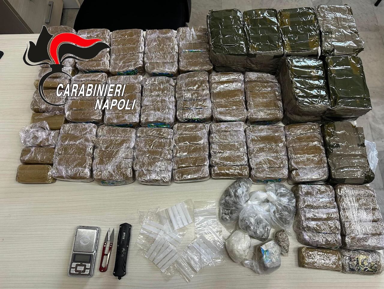 Acerra, rapina e 20 chili di marijuana in casa: arrestati mamma e tre figli