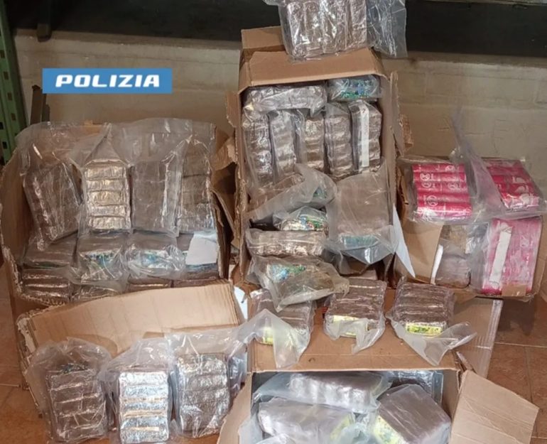 Corriere napoletano fermato a Palermo con 80 chilogrammi di hashish in auto