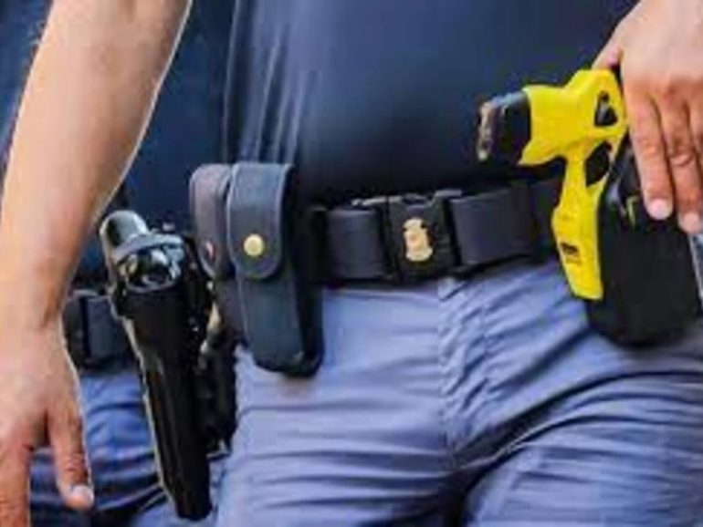 Taser e bodycam per la Polizia Locale: il Comune di Napoli avvia il confronto