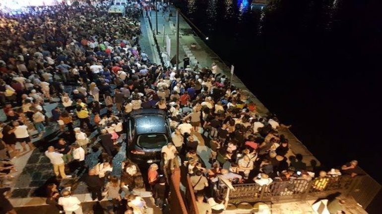 Napoli, ambulanza bloccata nel traffico dei tifosi a Capodichino: la polemica social